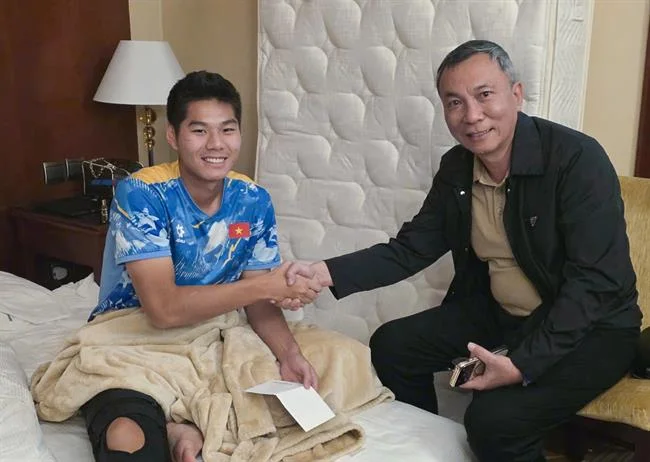Vận động viên bóng rổ đang úp rổ, thể hiện cá cược bóng rổ sôi động tại i9bet141 trang chủ chính thức